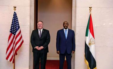 لقاء سابق بين وزير الخارجية الأميركي مايك بومبيو ورئيس المجلس السيادي السوداني عبدالفتاح البرهان