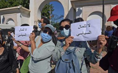 Tunisian journalists protest against the amendment of Legislative Decree 116, in front of parliament in Tunis