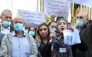 لبنانيون ينددون بالسياسة المالية للبنك المركزي