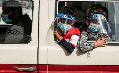 أطفال غزة يرتدون الأقنعة توقيا من كورونا