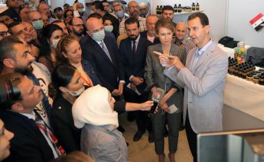 الرئيس السوري بشار الأسد وزوجته أسماء الأسد يلتقيان بحشد من السوريين