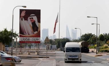 صورة كبيرة للأمير خليفة بن سلمان في احد احياء المنامة