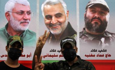 مقاتلون من الحشد الشعبي في تظاهرة أمام المنطقة الخضراء في بغداد