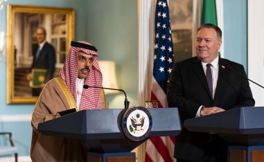 وزيرا الخارجية الأميركي مايك بومبيو والسعودي الأمير فيصل بن فرحان آل سعود 