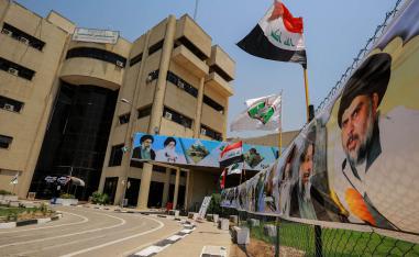 لوحات لعائلة الصدر تنتشر في كل ركن في العراق