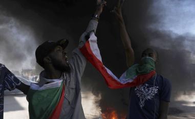 السودانيون يحيون الذكرى الثانية للثورة بسخط