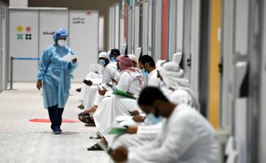 أشخاص ينتظرون دورهم لتجارب اللقاح في مركز أبو ظبي الوطني