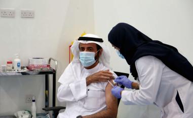وزير الصحة السعودي توفيق الربيعة يتلقى لقاح كورونا