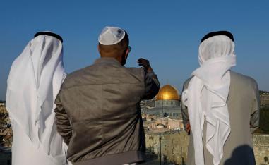 مطرب إسرائيلي برفقة فنانين اماراتيين في القدس