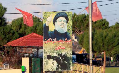 ملصق كبير لزعيم حزب الله حسن نصرالله على الحدود اللبنانية الاسرائيلية