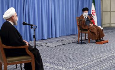 الرئيس الإيراني حسن روحاني في جلسة سابقة مع المرشد الأعلى علي خامنئي