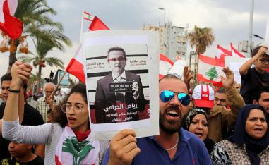 حاكم مصرف لبنان رياض سلامة واجه اتهامات من المحتجين وسياسيين بالفساد
