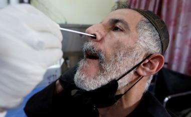 عراقي يخضع لفحص كورونا