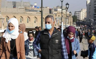 عراقيون يلبسون كمامات للوقاية من كورونا في وسط بغداد
