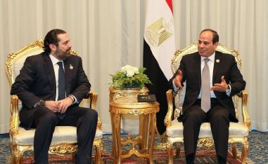 الرئيس المصري عبدالفتاح السيسي (يمين) ورئيس الوزراء اللبناني سعد الحريري