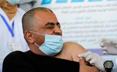 فلسطيني يتلقى جرعة من لقاح كورونا