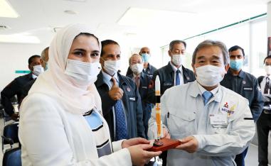 سارة الأميري وزيرة الدولة للعلوم المتقدمة في الإمارات، تحتفل مع نائب رئيس شركة ميتسوبيشي بنجاح إطلاق مسبار الأمل