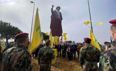 مقاتلون من حزب الله يحيون ذكرى الثورة الإيرانية