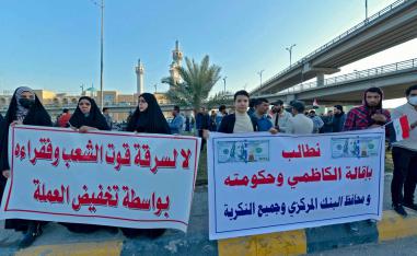 عراقيون يتظاهرون ضد الحكومة والطبقة السياسية