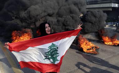 محتجة لبنانية وسط بيروت