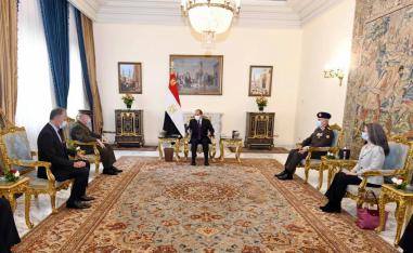 الرئيس المصري عبد الفتاح السيسي وقائد القيادة المركزية للجيش الأميركي (سنتكوم) الجنرال كينيث ماكنزي