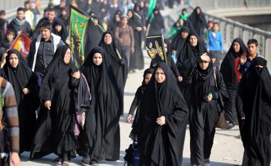 مرور الزوار الشيعة من جسر الأئمة باتجاه الكاظمية لإحياء ذكرى الإمام موسى الكاظم