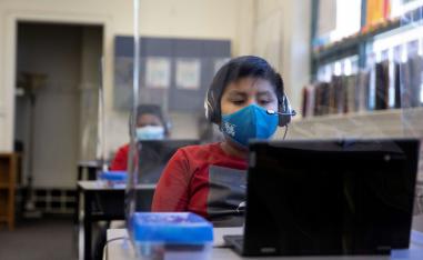 تلاميذ في مدرسة أميركية يلتزمون بإجراء التباعد البدني