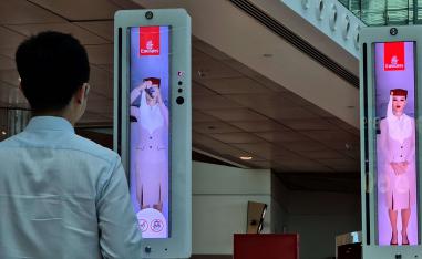مسافر يعبر بوابة المسار السريع التي تستخدم تقنيات جديدة في مطار دبي الدولي