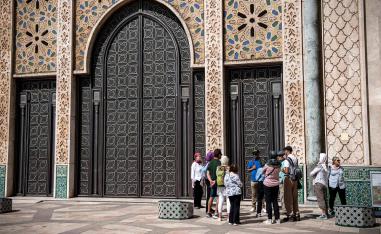 سياح يزورون مسجد الحسن الثاني الكبير في الدار البيضاء المغربية