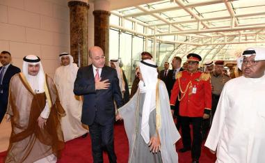 امير الكويت الراحل الشيخ صباح الاحمد الجابر الصباح الى جانب الرئيس العراقي برهم صالح