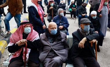 أردنيون ينتظرون دورهم لتلقي لقاح فيروس كورونا خارج مركز التطعيم في عمان