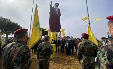 مقاتلون من حزب الله يحتفلون بذكرى الخميني في جنوب لبنان