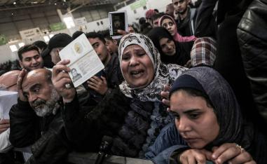 فلسطينيون يتجمعون عند معبر رفح مع مصر