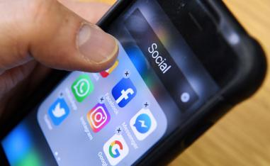 مواقع التواصل الاجتماعي تظهر على شاشة هاتف