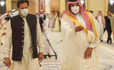 ولي العهد السعودي الأمير محمد بن سلمان (يمين) يستقبل رئيس الوزراء الباكستاني عمران خان