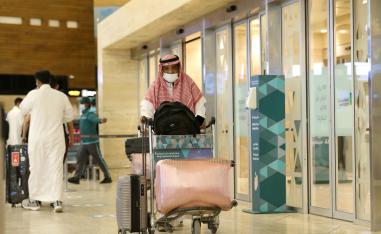مواطن سعودي يجر حقائبه لدى وصوله إلى مطار الملك خالد الدولي