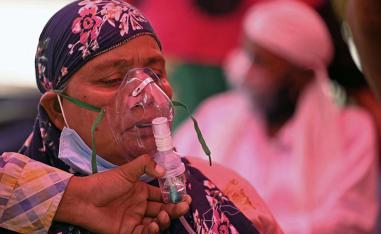 مريضة كورونا تضع جهاز الأكسجين في الهند
