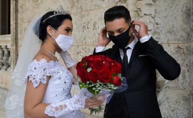 زوجان يحتفلان بزفافهما في هافانا بكوبا