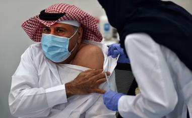 مواطن سعودي يتلقى لقاح كورونا