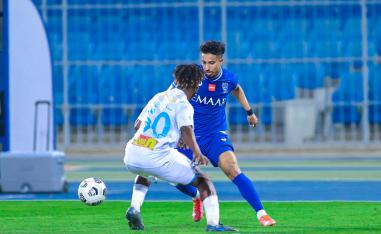 الهلال يخالف التوقعات ويتعثر