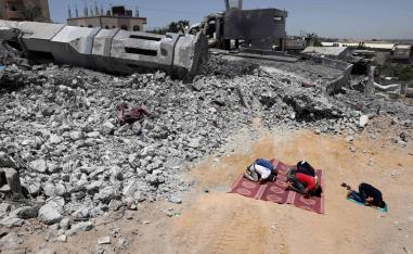 فلسطينيون يصلون أمام أطلال جامع في غزة دمره القصف الاسرائيلي