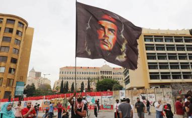 متظاهرون لبنانيون يرفعون صورة شي غيفارا في بيروت