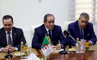 الجزائر دفعت في السابق بتعزيزات عسكرية ضخمة للحدود مع ليبيا خوفا من تسلل ارهابيين إلى أراضيها