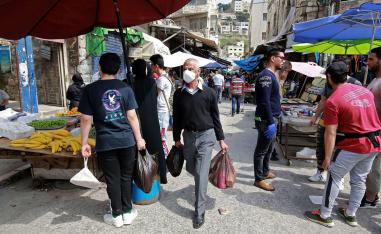 اردنيون يتسوقون في أحد أسواق وسط عمان