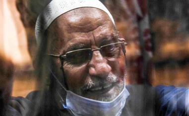محمد بديع زعيم الأخوان في مصر اثناء محاكمته