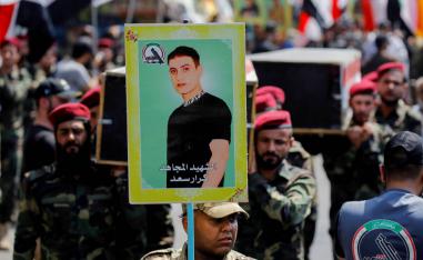 مقاتلون في الحشد الشعبي يشيعون قتلى القصف الأميركي