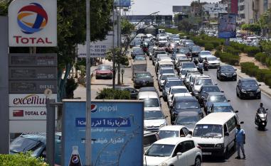 اختناق مروري بسبب طوابير السيارات أمام محطات توزيع الوقود