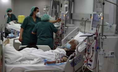 أزمة تلو الأخرى تثقل كاهل لبنان الغارق في انهيار اقتصادي
