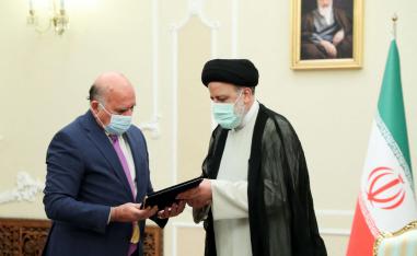 وزير الخارجية العراقي يسلم ابراهيم رئيسي دعوة رسمية للمشاركة في القمة الإقليمية ببغداد