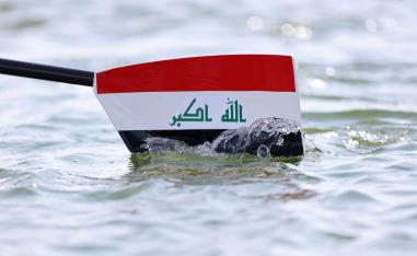 متسابق عراقي في اولمبياد طوكيو يضع علم بلاده على المجداف